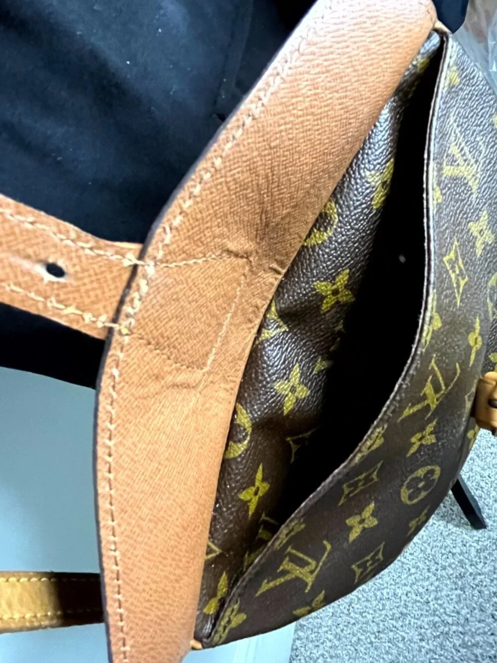 Authentic Louis Vuitton Cross Body Bag Shoulder HandBag Signature logo